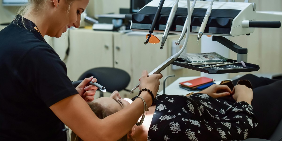 Emergency Tooth Extraction: What to Do When You Need Urgent Dental Care